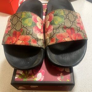 Gucci bloom slides